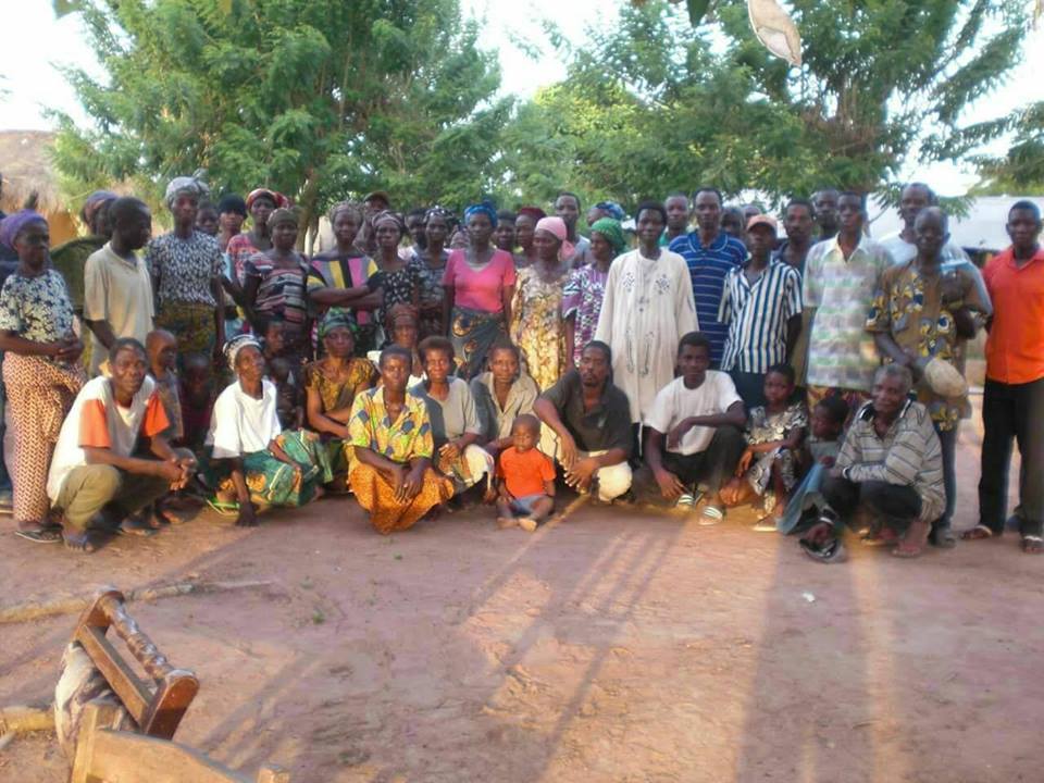 Séance organisée par le bureau provisoire de l'association SEDD(Soutien aux Enfants Démunis et Déscolarisés) TOGO qui était en mission de prospection à GAPÉ "Avélébé"localité située à environ 75km au Nord Est de Lomé pour édifier la communauté sur la gestion du bien public et le développement de l'esprit communautaire. Séance organisée par le bureau provisoire de l'association SEDD(Soutien aux Enfants Démunis et Déscolarisés) TOGO qui était en mission de prospection à GAPÉ "Avélébé"localité située à environ 75km au Nord Est de Lomé pour édifier la communauté sur la gestion du bien public et le développement de l'esprit communautaire.