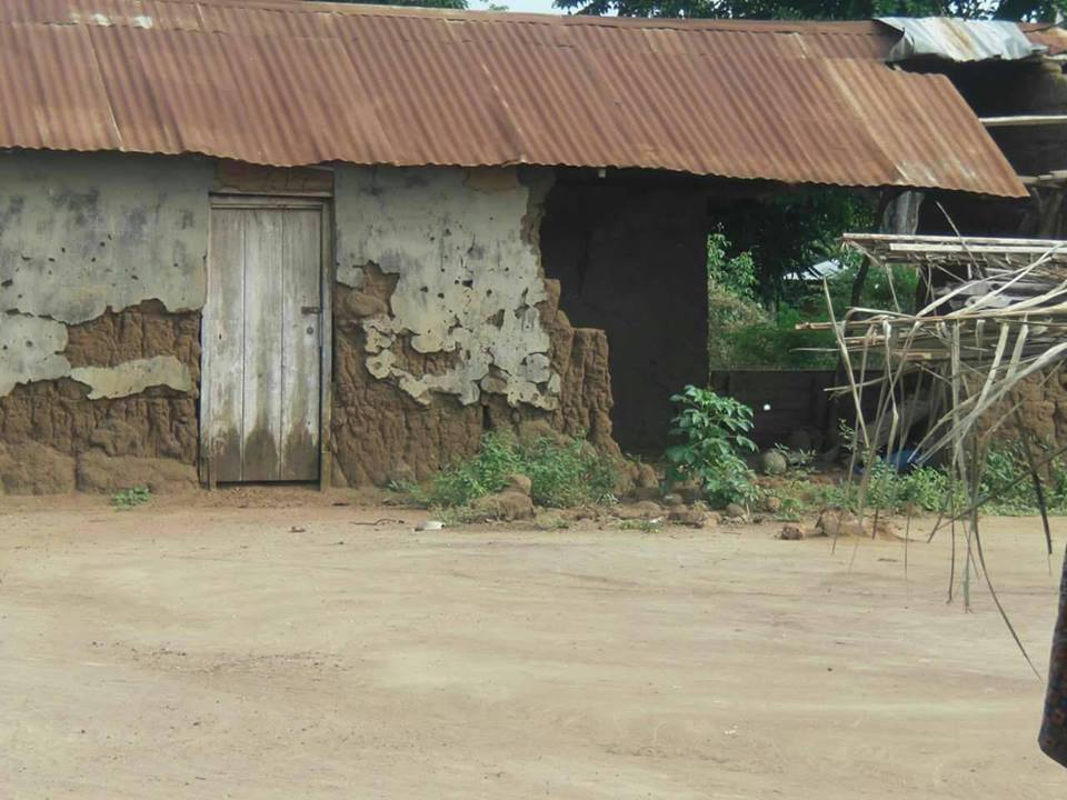Séance organisée par le bureau provisoire de l'association SEDD(Soutien aux Enfants Démunis et Déscolarisés) TOGO qui était en mission de prospection à GAPÉ "Avélébé"localité située à environ 75km au Nord Est de Lomé pour édifier la communauté sur la gestion du bien public et le développement de l'esprit communautaire. Séance organisée par le bureau provisoire de l'association SEDD(Soutien aux Enfants Démunis et Déscolarisés) TOGO qui était en mission de prospection à GAPÉ "Avélébé"localité située à environ 75km au Nord Est de Lomé pour édifier la communauté sur la gestion du bien public et le développement de l'esprit communautaire.