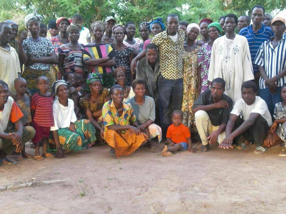 Séance organisée par le bureau provisoire de l'association SEDD(Soutien aux Enfants Démunis et Déscolarisés) TOGO qui était en mission de prospection à GAPÉ "Avélébé"localité située à environ 75km au Nord Est de Lomé pour édifier la communauté sur la gestion du bien public et le développement de l'esprit communautaire. Séance organisée par le bureau provisoire de l'association SEDD(Soutien aux Enfants Démunis et Déscolarisés) TOGO qui était en mission de prospection à GAPÉ "Avélébé"localité située à environ 75km au Nord Est de Lomé pour édifier la communauté sur la gestion du bien public et le développement de l'esprit communautaire.